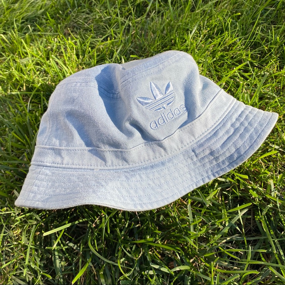 Adidas blue bucket hat 
Adult size 
Brand new